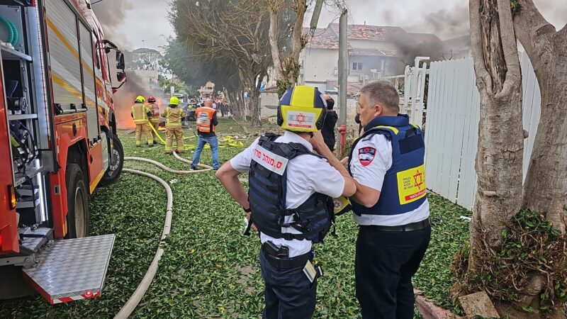 נפילה ברחוב נחום בפתח תקווה, צילום מד"א