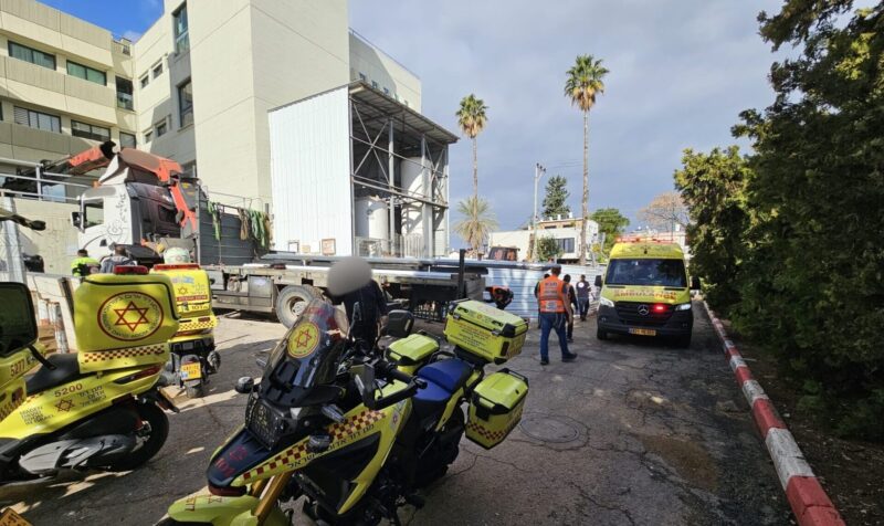 מנוף קרס בבית רבקה בפתח תקווה, צילום מד"א