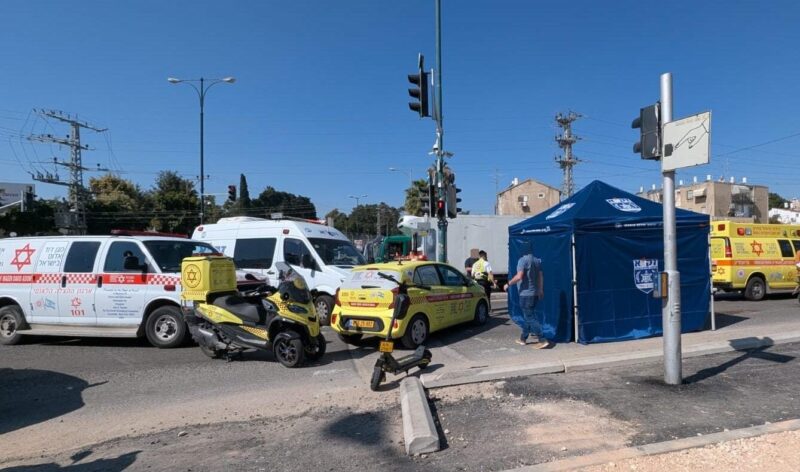 אישה נהרגה מפגיעת משאית ברחוב הנחל בפתח תקווה, צילום מד"א